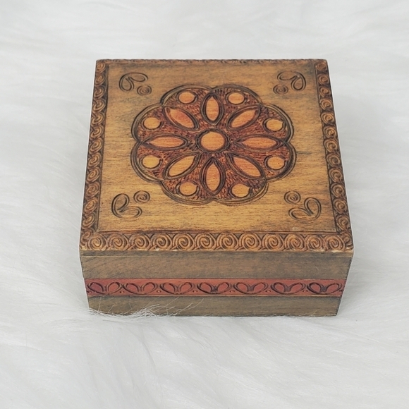 Hand Crafted Light Weight Flower Wooden Trinket/Jewelry Box Made‎ In Poland - Picture 3 of 10